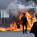 Prieš Bideno vizitą Šiaurės Airijoje policijos automobiliai apmėtyti Molotovo kokteiliais