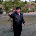 Paviešino vaizdo medžiagą iš Kim Jong Uno stebėtų raketų leidimo pratybų
