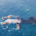 Ugniagesiai atnaujino degančio tanklaivio gesinimą, rastas vienas kūnas