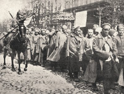 Vilniaus gatvėmis vedami prie Naručio į nelaisvę patekę rusai. Vokiečių kariuomenės feldfebelio Schneiderio nuotrauka. 1915 m.