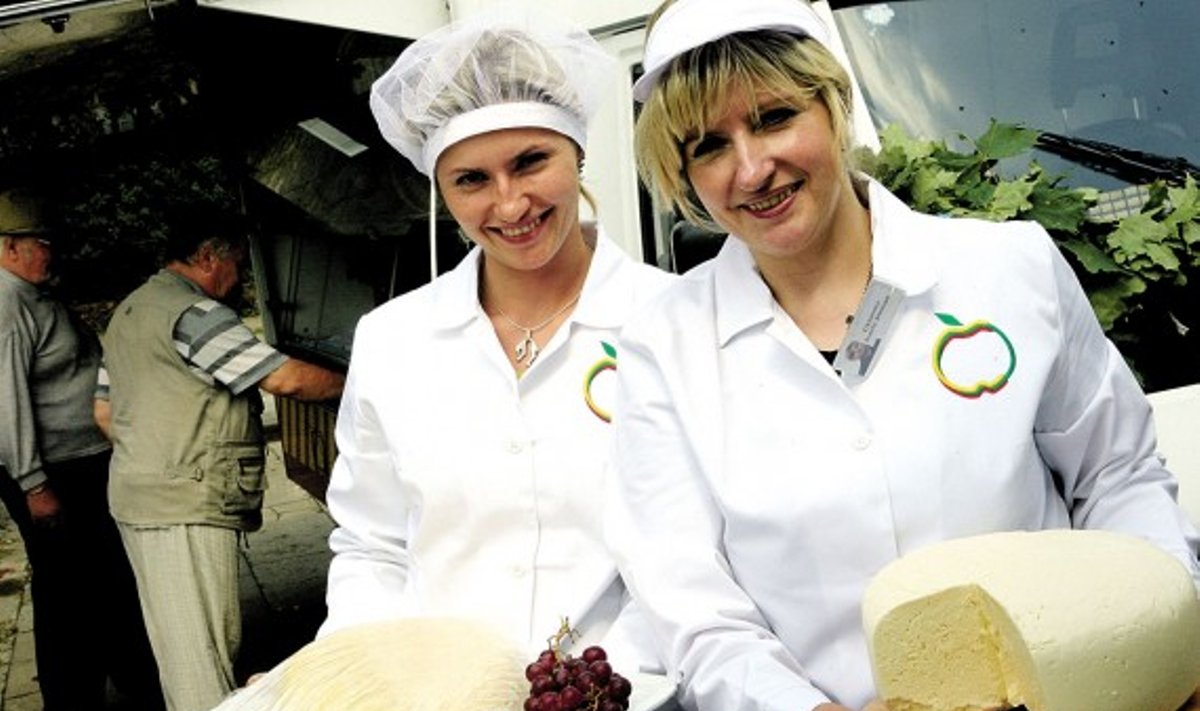 Sūriais vaišino kooperatyvo ženklais pasidabinusios Širvintų r. ūkininkės Kasė Jankun ir jos duktė Božena