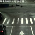 Nufilmuota, kaip per raudoną važiavusį dviratininką su keleiviu partrenkė automobilis