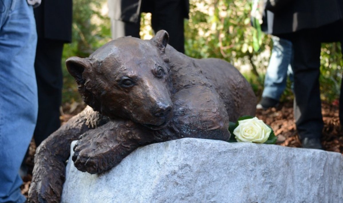 Berlyno zoologijos sode atidengtas paminklas garsiajam Knutui