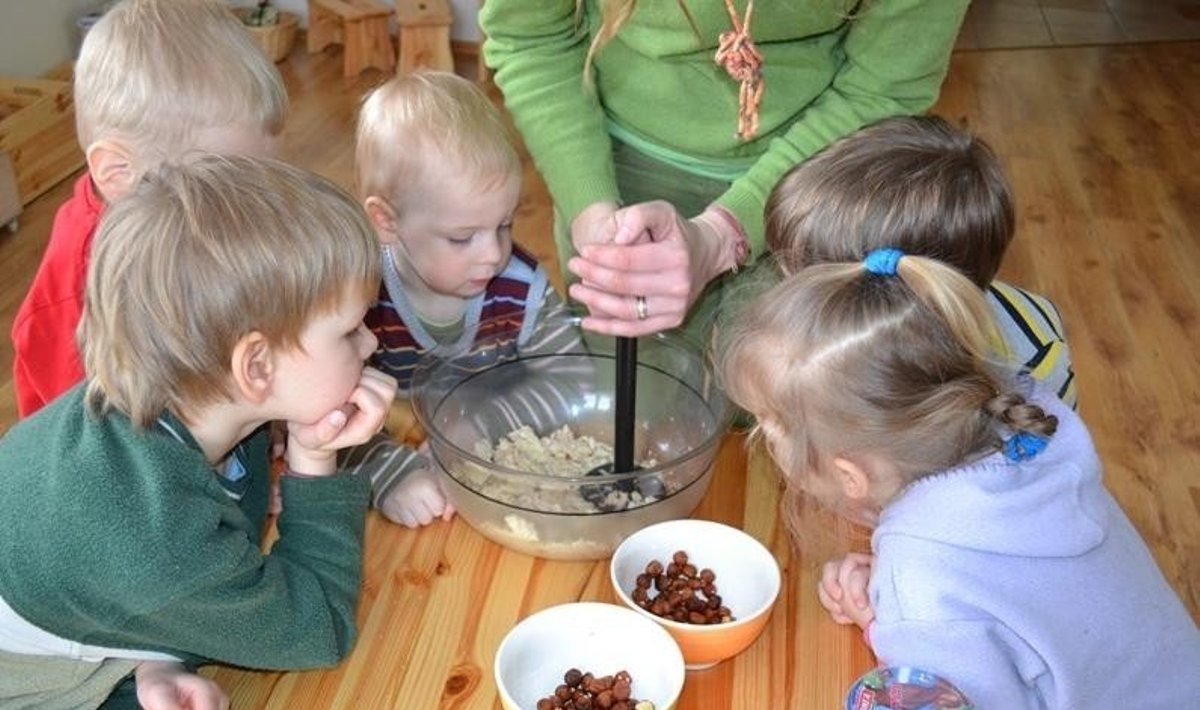Vaikai gamina saldumynus kartu su auklėtoja. Darželio „Šviesos slėnis“ nuotr.