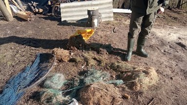Vilniaus aplinkosaugininkams pakliuvo tinklais žuvis gaudęs brakonierius: žvejybos įrankiai konfiskuoti