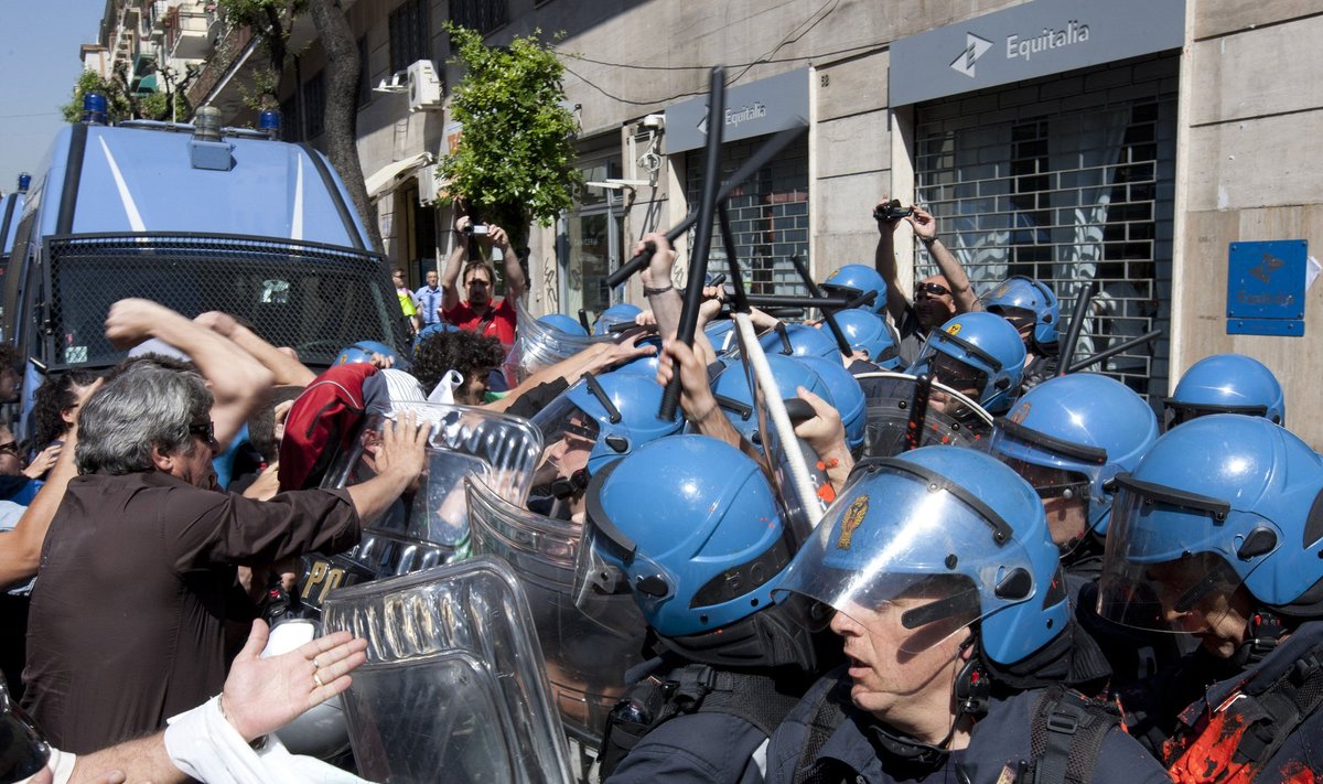 Protestai prie Italijos mokesčių rinkimo agentūros "Equitalia"