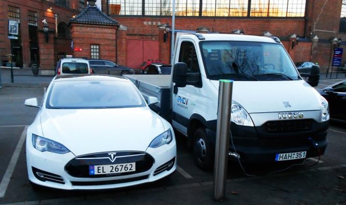 iPHEV Iveco Daily (dešinėje) ir Tesla Model S