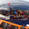 Prieš subliūkštant guminei valčiai, jūroje išgelbėti migrantai