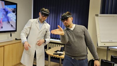 Doc. dr. Artūras Samuilis ir dr. Egidijus Pelanis demonstruoja 3D vaizdus