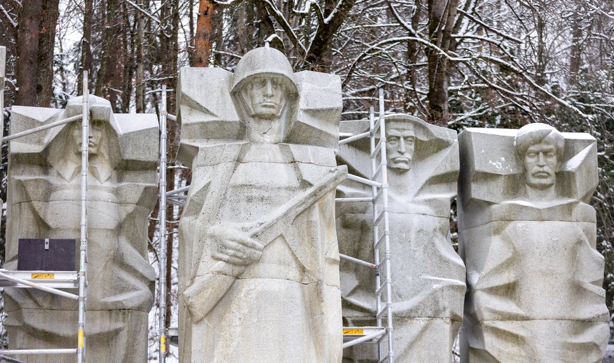 Antakalnio kapinėse prasidėjo Antrojo pasaulinio karo karius vaizduojančių stelų ardymo darbai