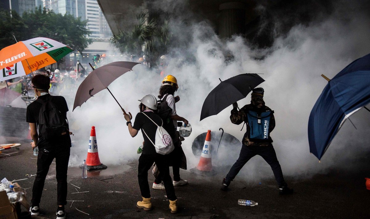 Honkonge protestuotojai susirėmė su policija