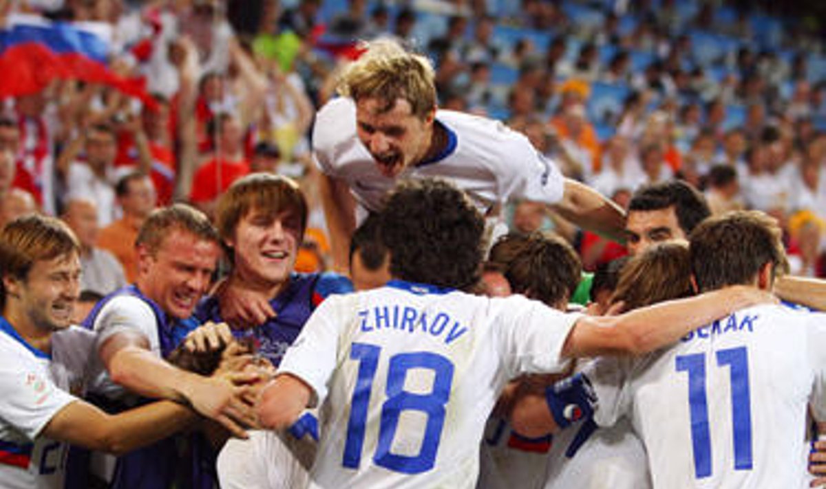 Rusijos futbolininkai džiaugiasi pergale