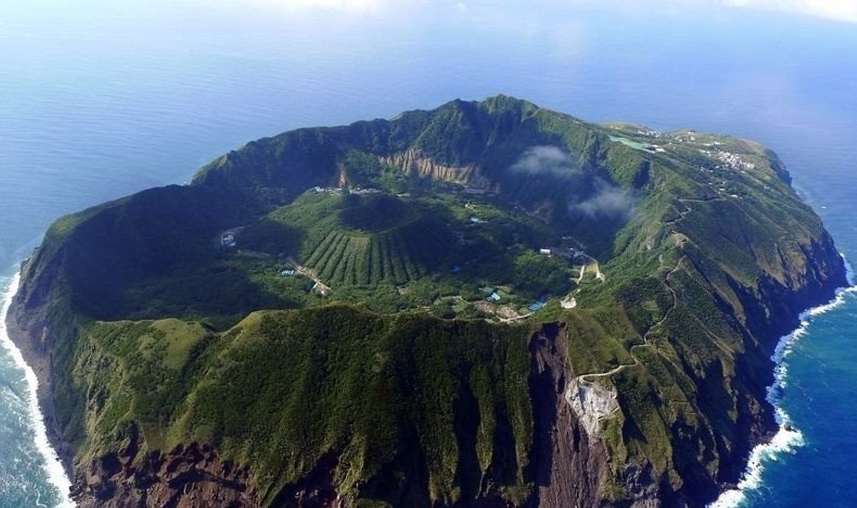Aogashima - kaimas aktyvaus ugnikalnio krateryje / Japonijos turizmo departamento nuotr.
