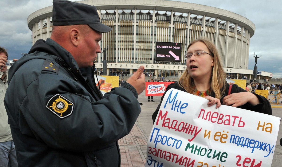  Protestas prieš koncertą, kuriame Madonnos palaikymas gėjams Sankt Peterburge užrūstino Rusijos valdžią