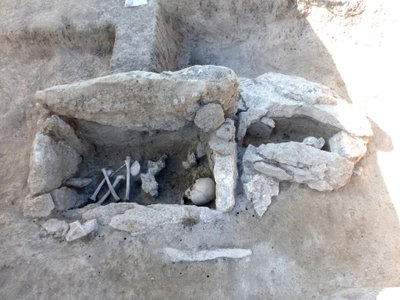Neolito laikų archeologinėje vietovėje aptikti palaidojimo, statinių struktūros, įvairūs kiti radiniai. INRAP nuotr.