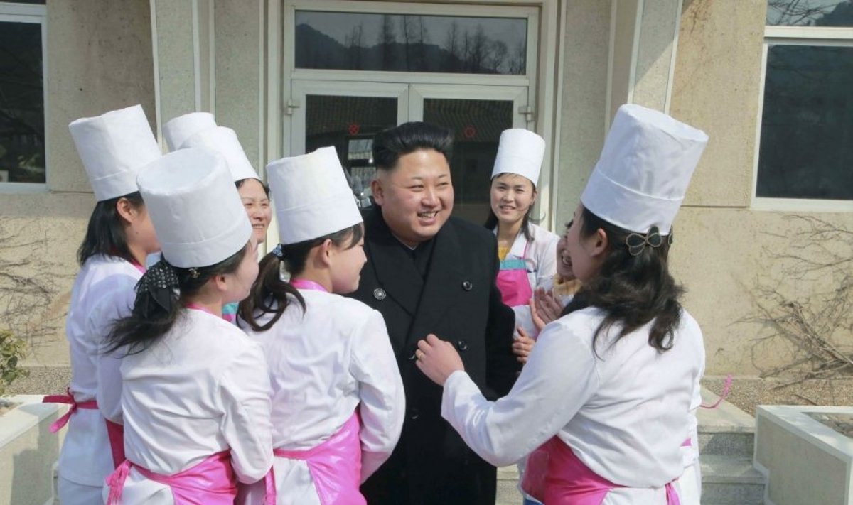 Kim Jong Uno vizitas karinėje oro pajėgų bazėje
