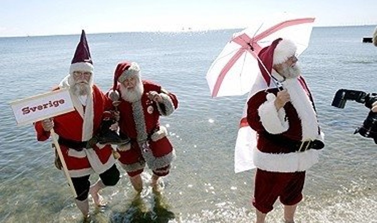 Danijoje į kasmetinį kongresą susirinko Kalėdų Seneliai iš viso pasaulio. Jie svarsto įvairius ir labai rimtus klausimus – pavyzdžiui, koks turėtų būti kalėdinės dovanėlės dydis. Natūralu, kad kongresas rengiamas vasarą – žiemą Seneliams nėra laiko pramogauti. O vasarą galima paragauti ir jos teikiamų malonumų – pabraidžioti jūroje.