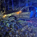 Vilniuje „Mercedes–Benz“ nulėkė nuo kelio, vairuotojui prireikė medikų