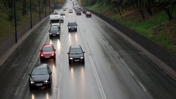 Vairavimas prastu oru: kaip pagerinti matomumą?