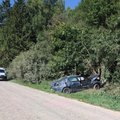 Raseinių rajone po smūgio į medį į Kauno klinikas nuvežtos moteris ir paauglė