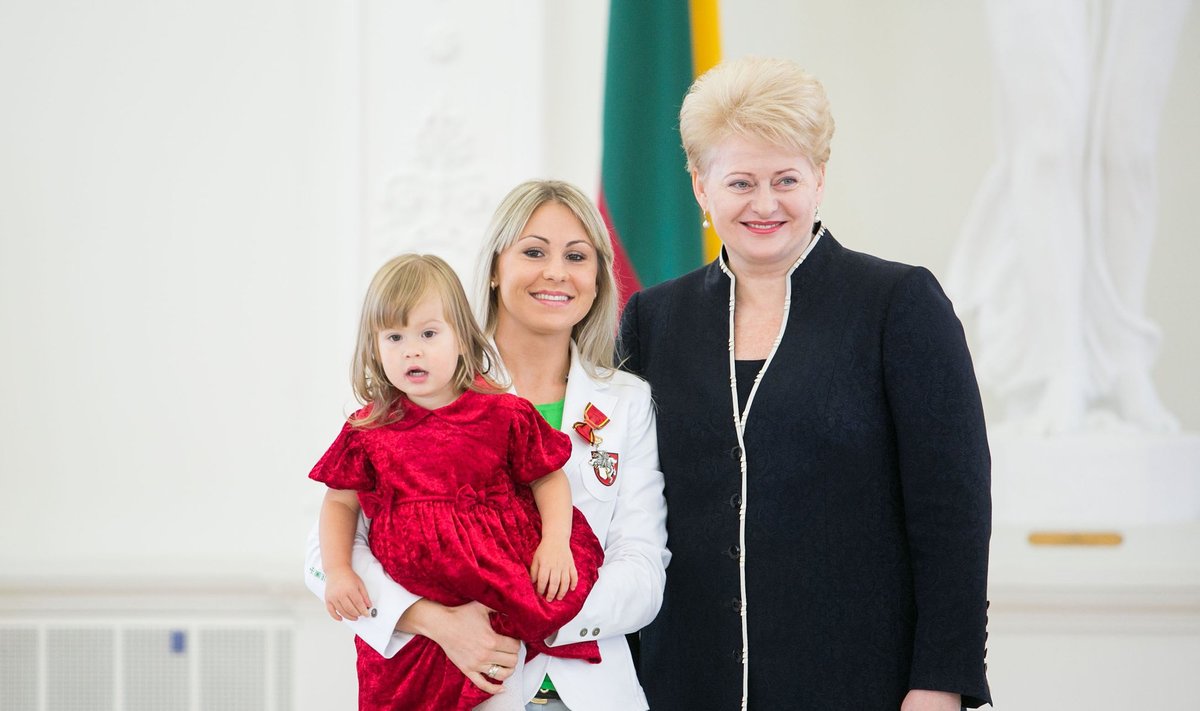 Laura Asadauskaitė-Zadneprovskienė su dukra ir Dalia Grybauskaitė