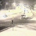 Sostinės policijos kameros užfiksavo, kaip automobilis čiuoždamas trenkiasi į šviesoforą