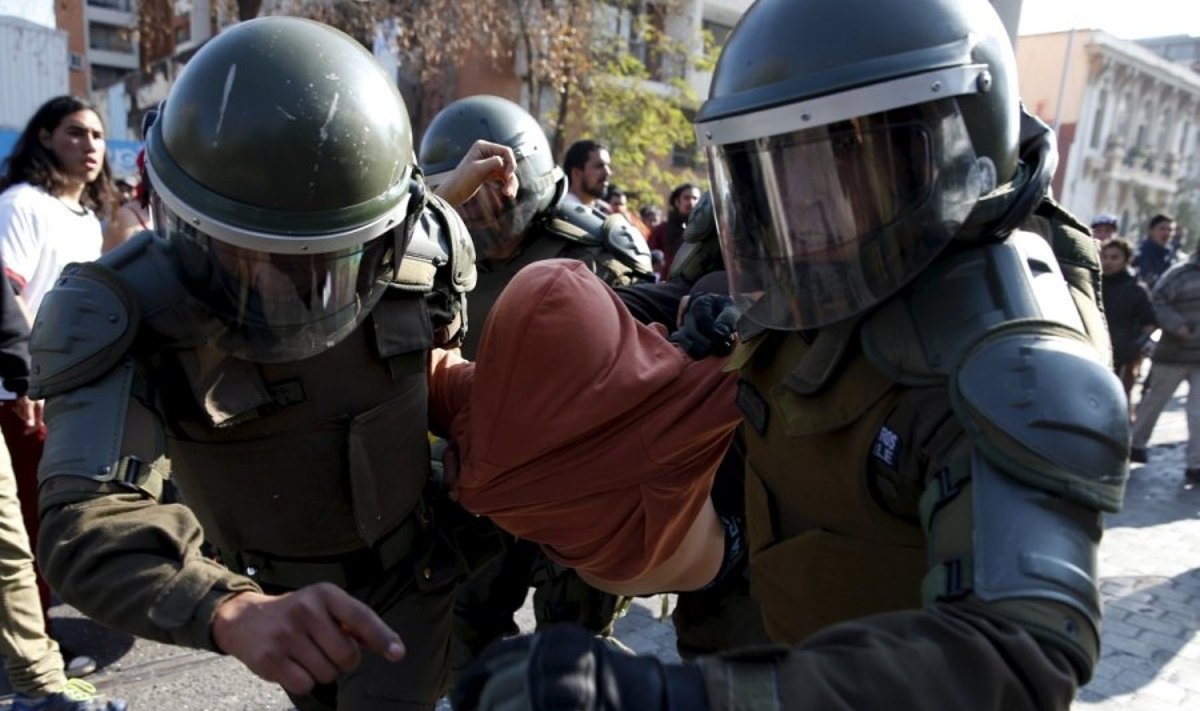 Per didelę demonstraciją prieš švietimo reformą Čilėje vėl kilo smurtiniai susirėmimai tarp demonstrantų ir policijos, praneša agentūra AFP.