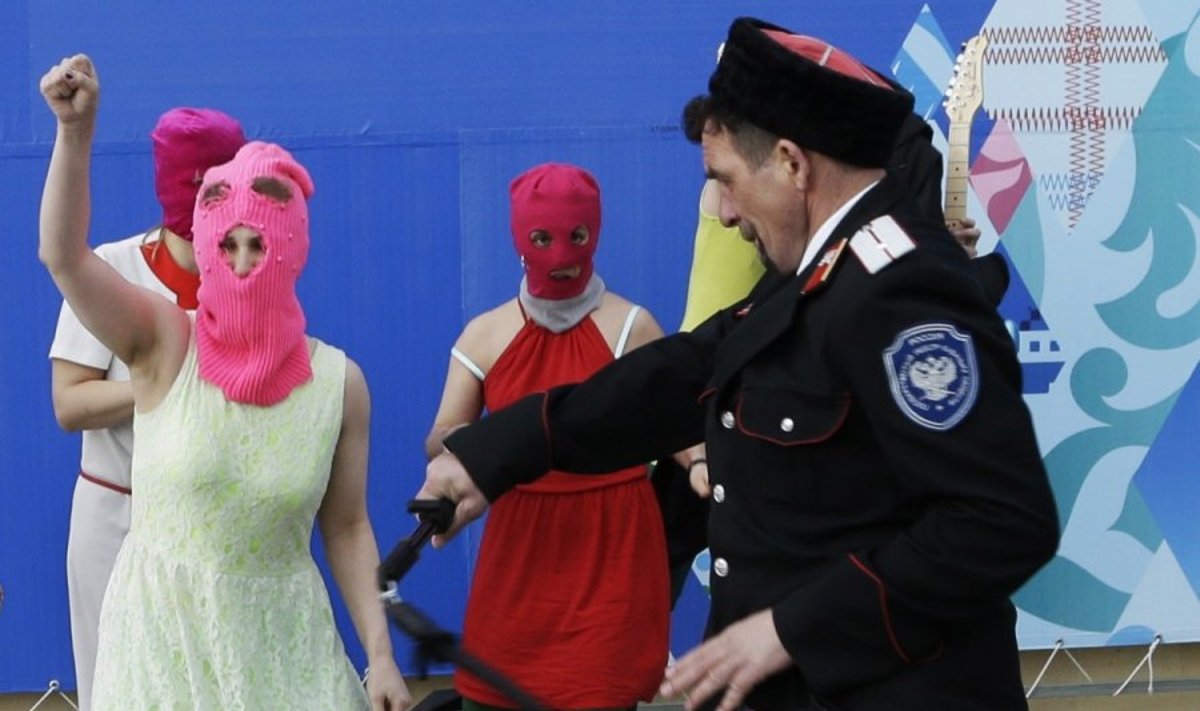 Sočyje Pussy Riot susirėmė su policija ir kazokais