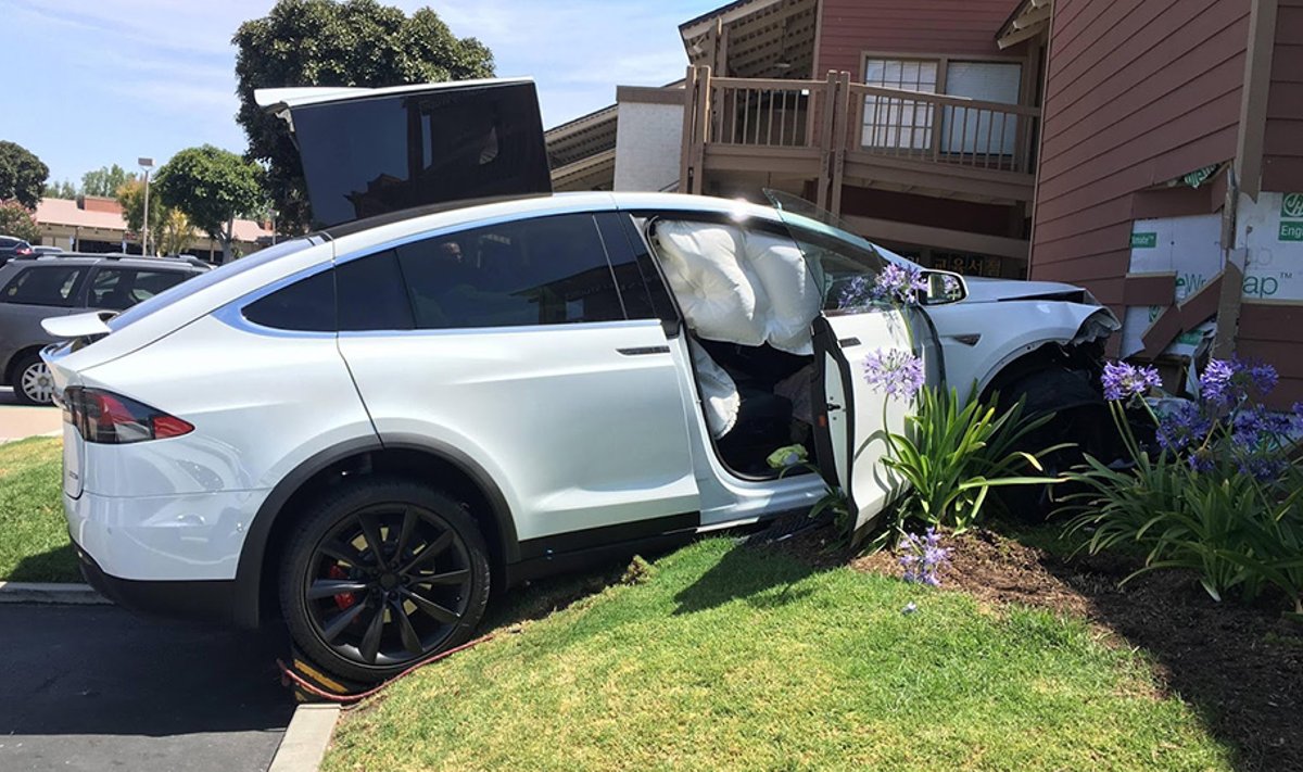 "Tesla Model X" savininkas kaltina automobilį sukėlus avariją