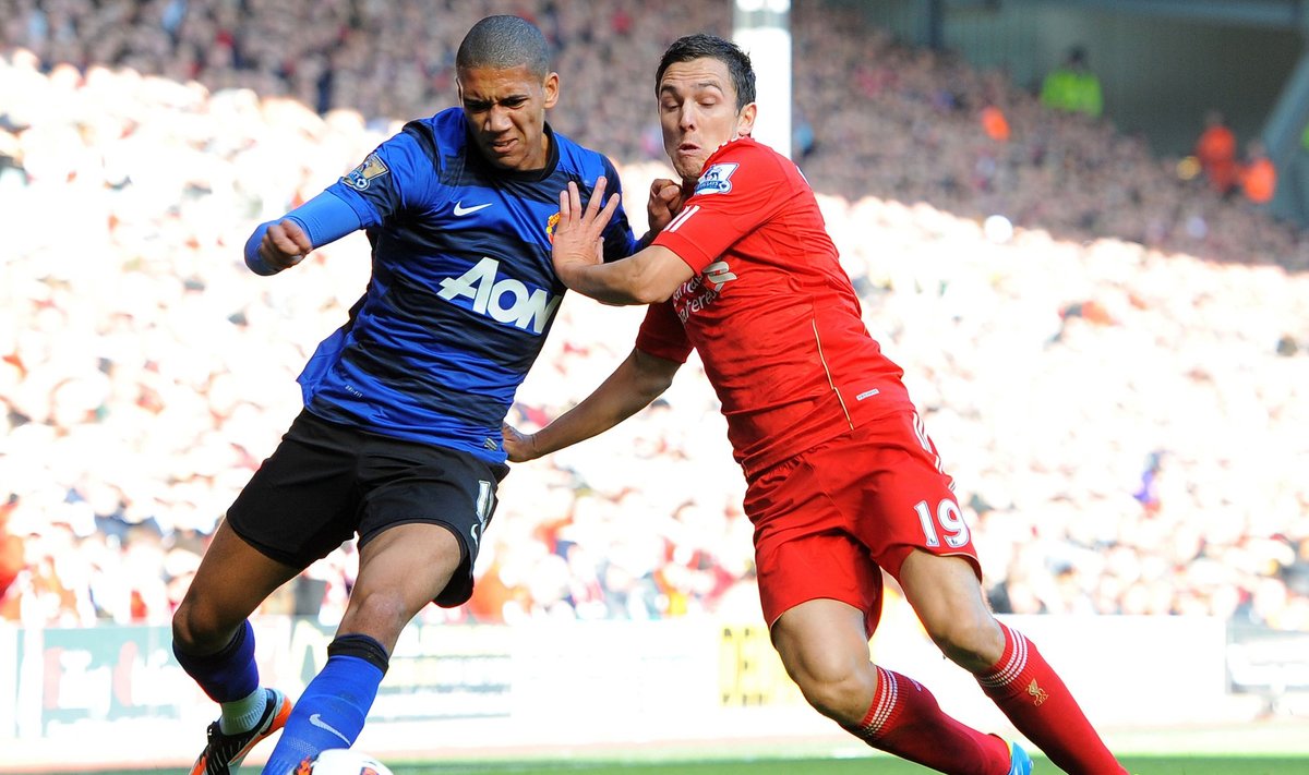 Chrisas Smallingas ("Man. United", kairėje) kovoja su  Stewartu Downingu ("Liverpool")