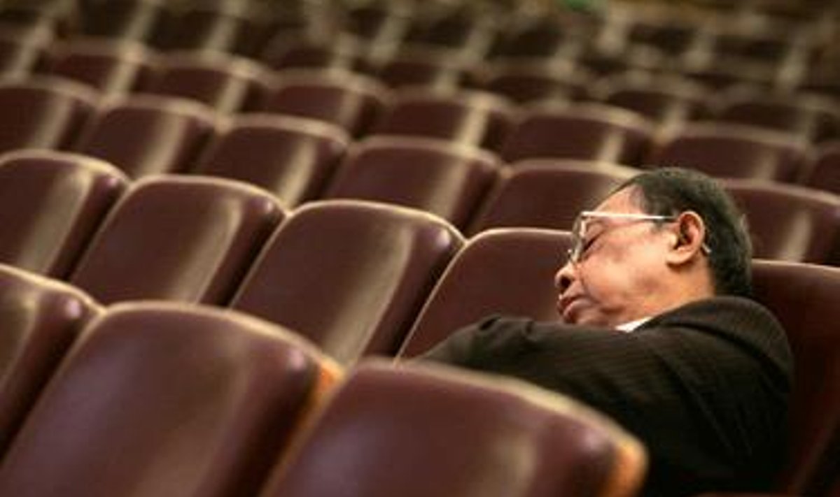 Kinų delegacijos narys miega Kinijos piliečių politinės patariamosios konferencijos metu. 