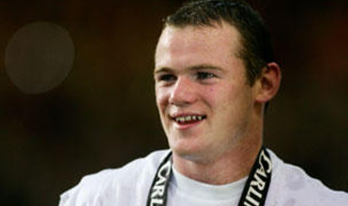 Wayne'as Rooney ("Manchester United") laiko Anglijos lygos taurę