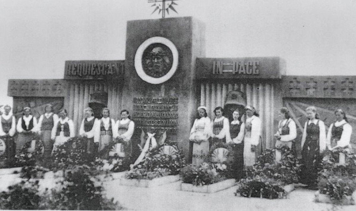1942 m. pastatytas paminklas Obeliuose, nuotr. www.obeliupaminklas.lt