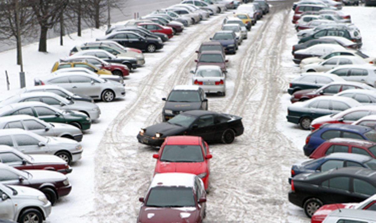 Automobiliai stovėjimo aikštelėje