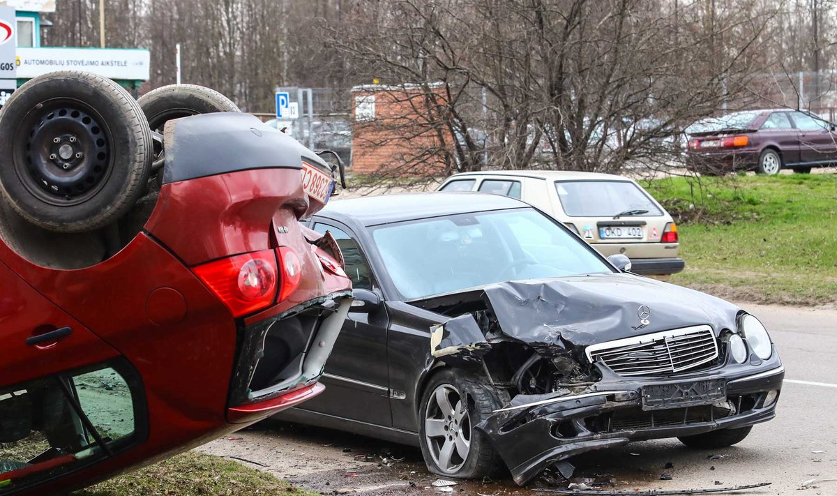 Kaune „Mercedes“ smūgiu „VW Golf“ paguldė ant stogo