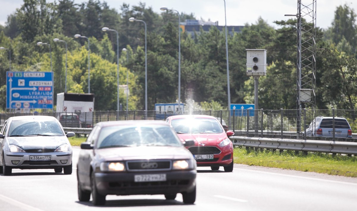 Greičio matuoklis matuoja nuvažiuojančius automobilius