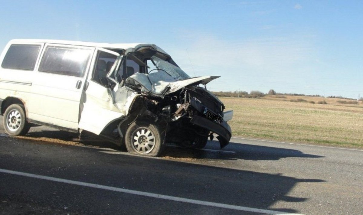 Kelyje Šiauliai-Palanga per avariją mikroautobuse nuolaužos prispaudė vyrą 