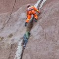 Kinijoje išgelbėtas uolos plyšyje įstrigęs berniukas