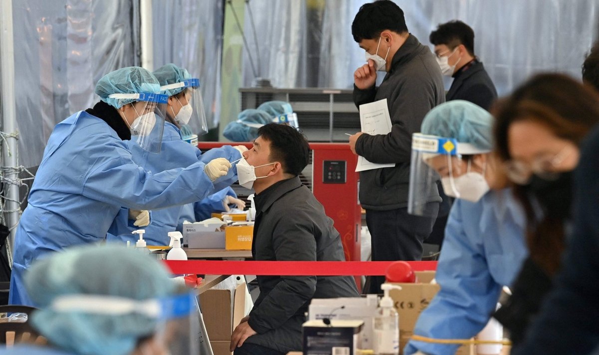 Pietų Korėjoje žmonės testuojami dėl COVID-19