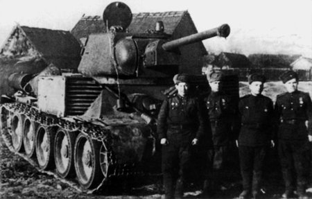 Tankas T-34 su ant korpuso sumontuotu garsiakalbiu, skirtu transliuoti propagandą.