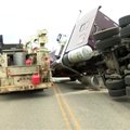 Montanoje apvirto bites vežęs sunkvežimis