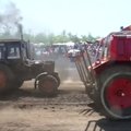 Per dulkes ir purvą: rusai varžėsi traktorių lenktynėse