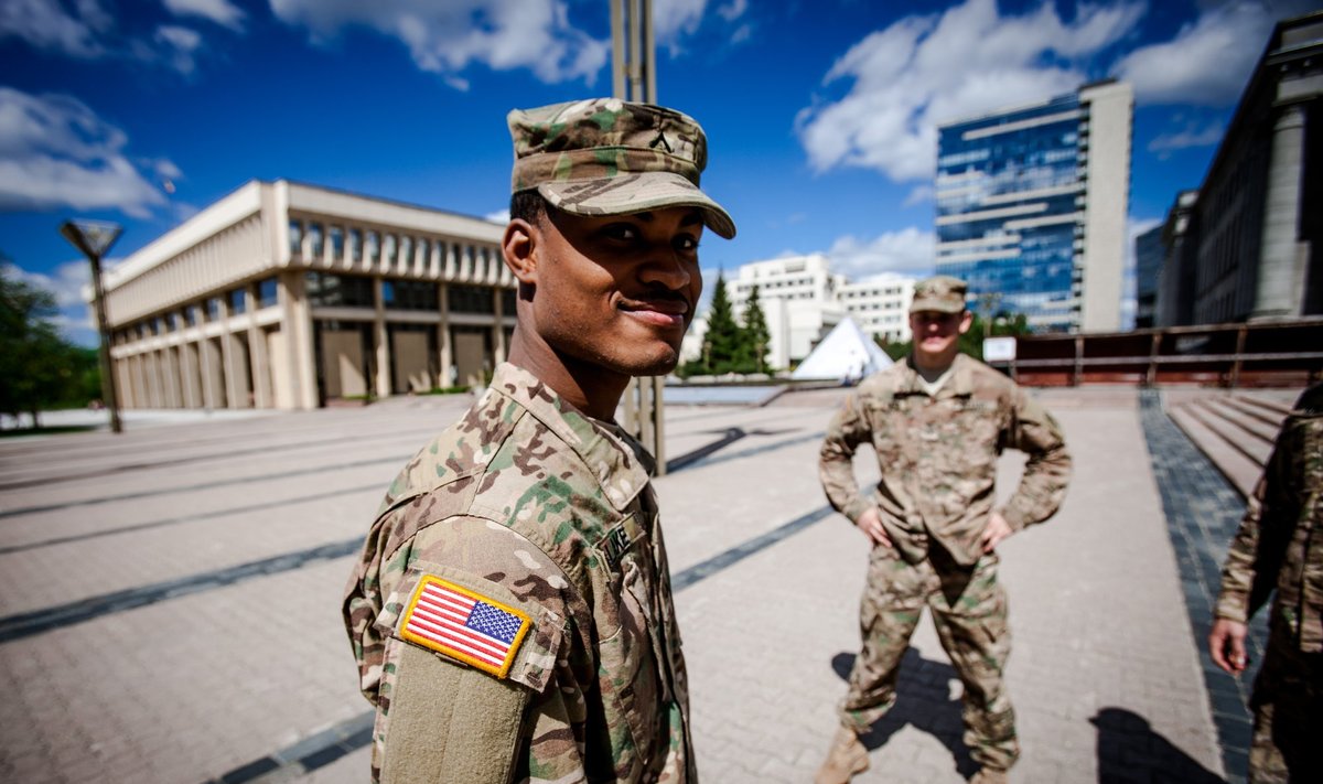 USA soldiers in the front of the Seimas