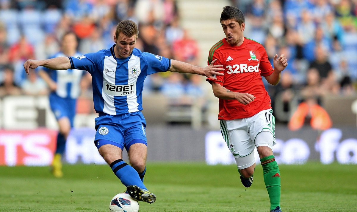 Callumas McManamanas ("Wigan", kairėje) ir Pablo Hernandezas ("Swansea")