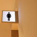 Konfliktas moterų tualete: dvylikametį sūnų atsivedusi motina nesuprato kitų lankytojų pasipiktinimo