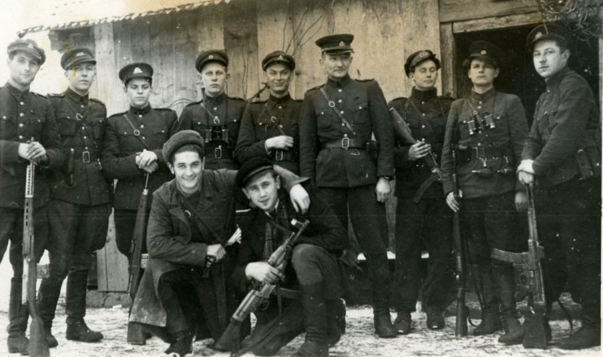 Juozas Lukša-Daumantas ir Kazimieras Pyplys-Audronis (pirmoje eilėje priklaupę) prieš žygį į Vakarus atsisveikina su Tauro apygardos partizanais. 1947 m. gruodžio 16 d. (Genocido aukų muziejaus nuotr.)