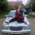 „Mercedes-Benz“ pardavėjas ant automobilio užkėlė apkūnią žmoną