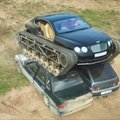 Entuziastas Rusijoje užkėlė „Bentley“ ant tanko vikšrų