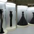 Apgludusių drabužių karaliumi vadinto dizainerio garbei atidaryta paroda Paryžiuje