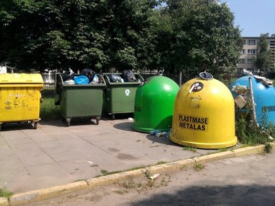 Kai komunalinių atliekų konteineriai stovi lauke, gyventojai aktyviau rūšiuoja/M.Beinaro nuotr.